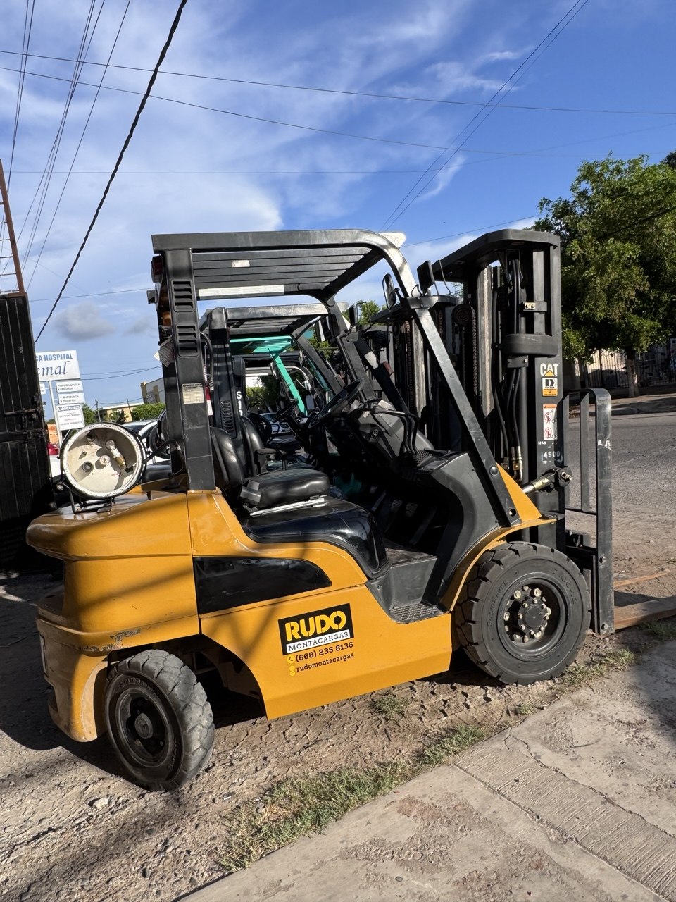 Montacargas Caterpillar de Rudo listo para trabajar