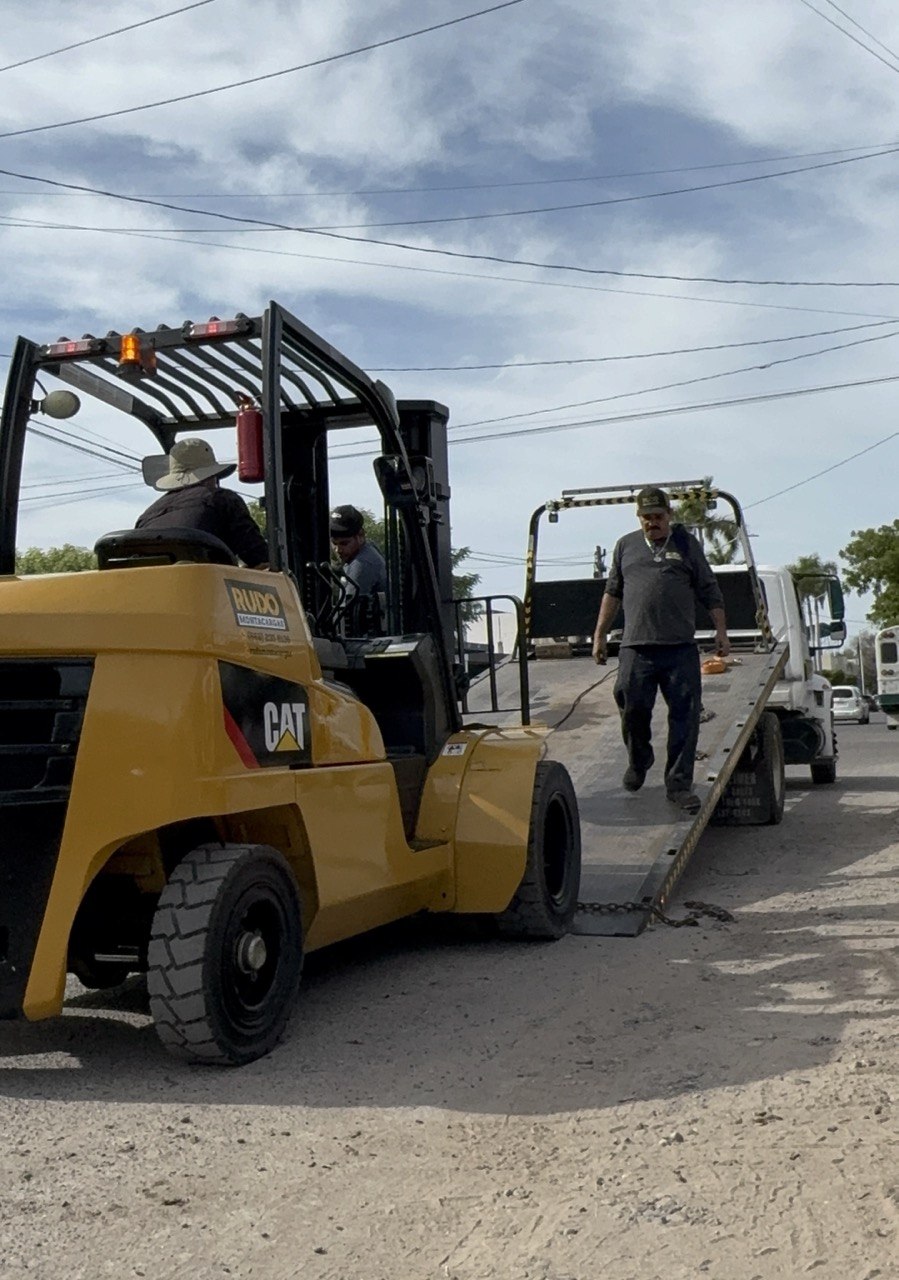 Preparación de un montacargas Caterpillar para su entrega en plataforma