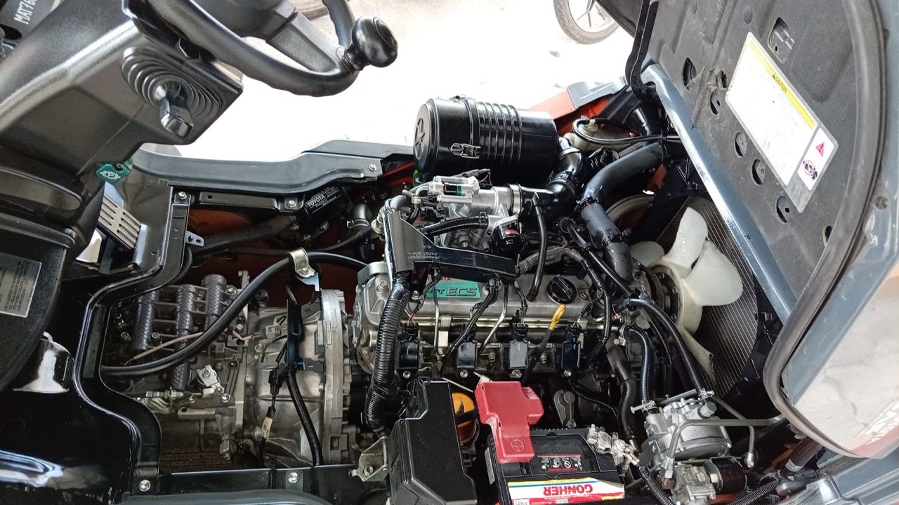 Revisión del motor y componentes de un montacargas Toyota